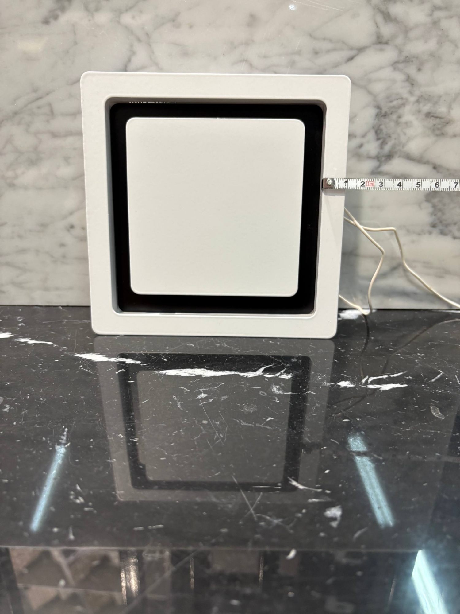 Диффузор на магнитах с вентилятором для потолков ТД100 черно-белый квадратный 100 мм